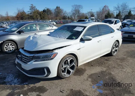 2021 Volkswagen Passat 2.0T R-Line z USA, uszkodzony, nr VIN 1VWMA7A37MC011093